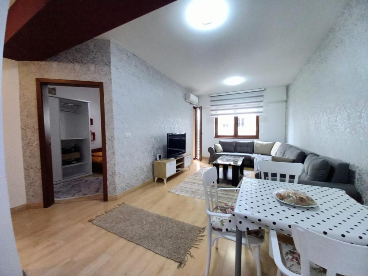 Two Rooms And Kitchen, Bathroom With Balcony Apartment Skopje Exterior photo